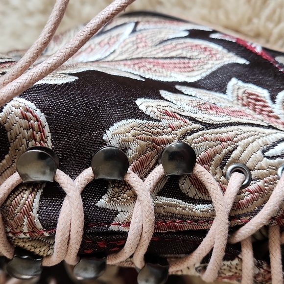 Fabulous NWOT Floral Tapestry Lace Up Cowgirl Western Boho Ankle Boots 👢 🤎💙 - Picture 5 of 16